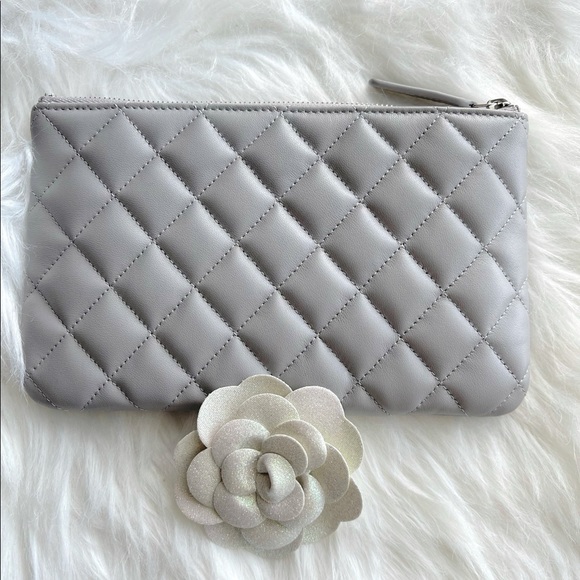 Chanel | 21a Grey O Case w/SHW - BNIB - Picture 2 of 3